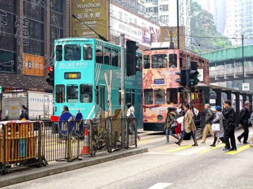 Die Hong Kong Tramways Eine Fahrt mit den ikonischen Ding Ding Straßenbahnen.