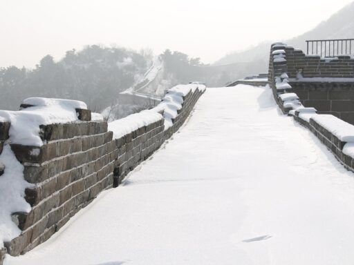 Ein Winterspaziergang in Peking. Von der Ruhe der Tempelgärten bis zur pulsierenden Atmosphäre der Hutongs.